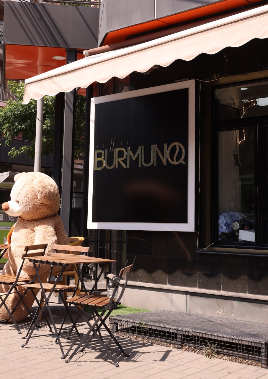 Витрина Coffee Burmunq с уличными столиками