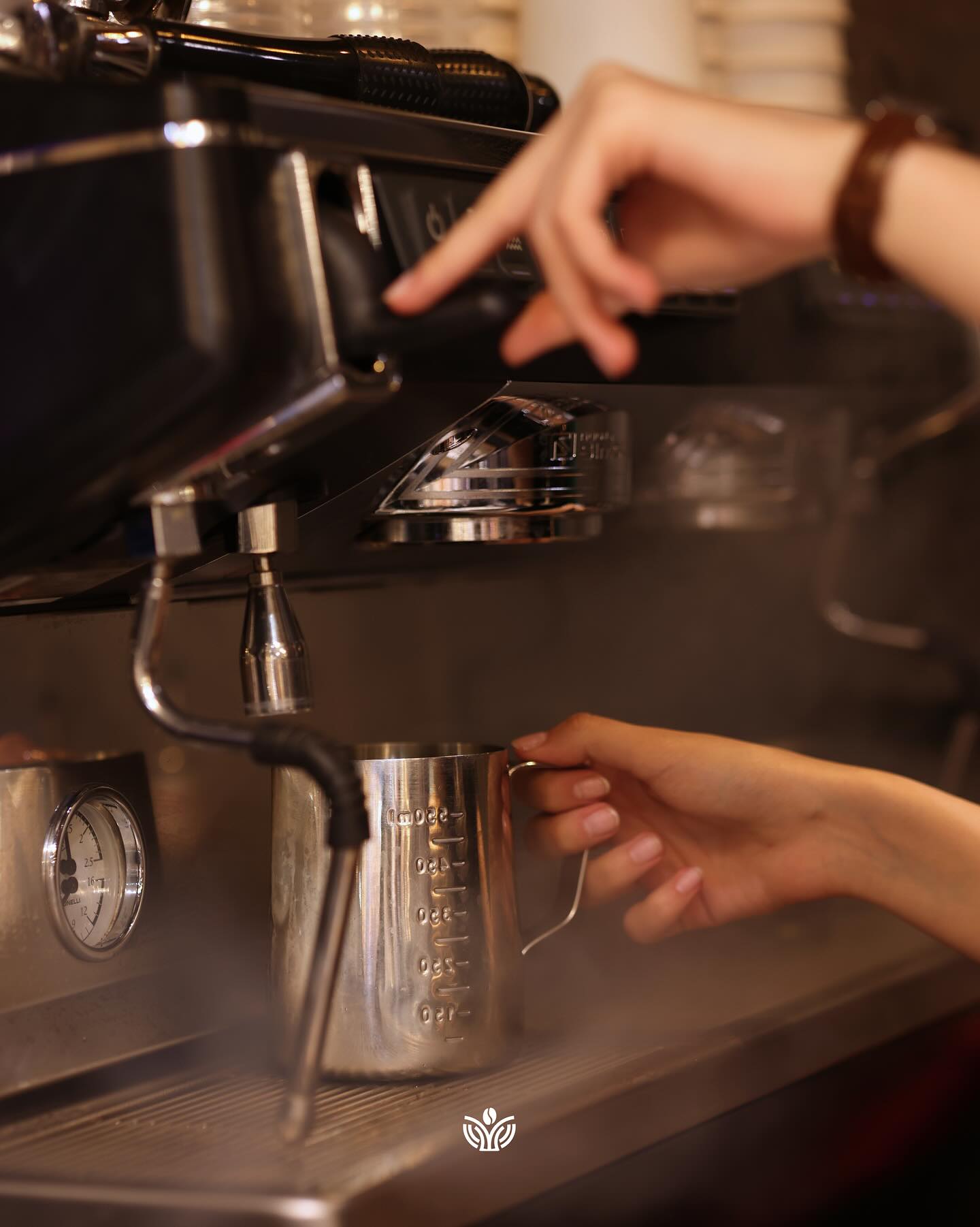Эспрессо-машина Coffee Burmunq готовит молоко