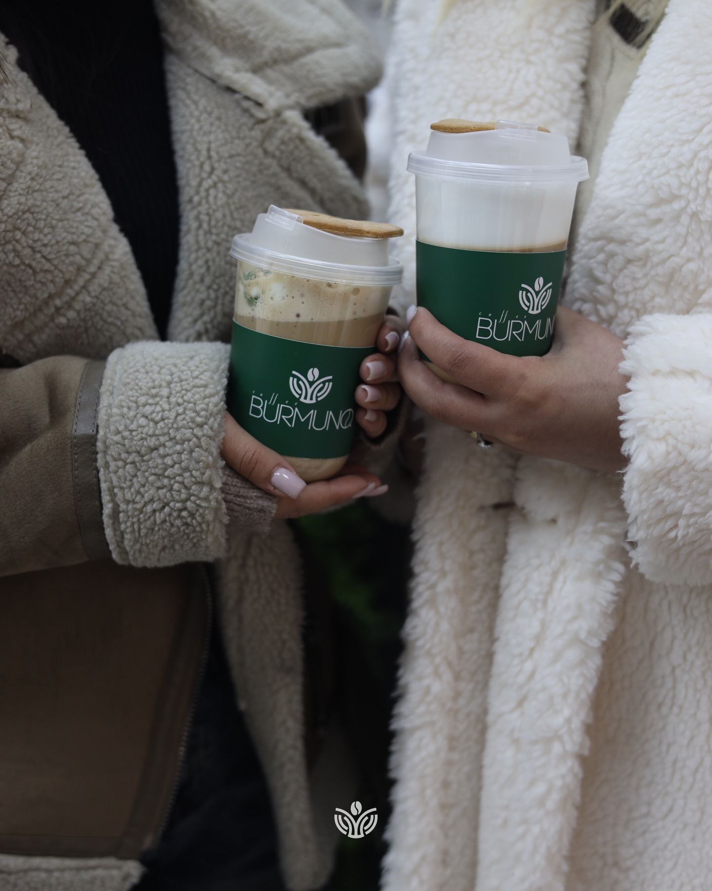 Два стакана Coffee Burmunq в руках друзей