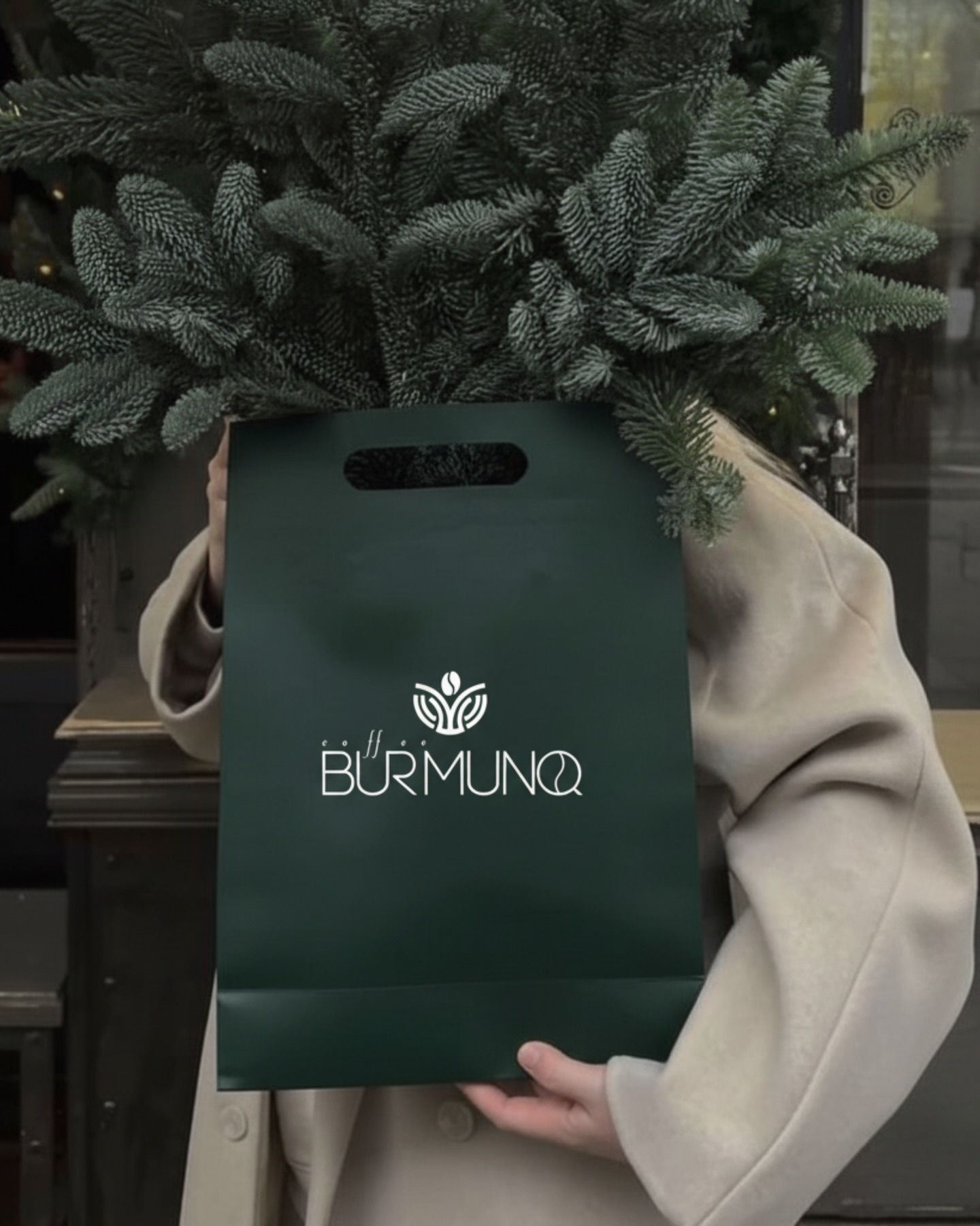 Подарочный пакет Coffee Burmunq с праздничной зеленью