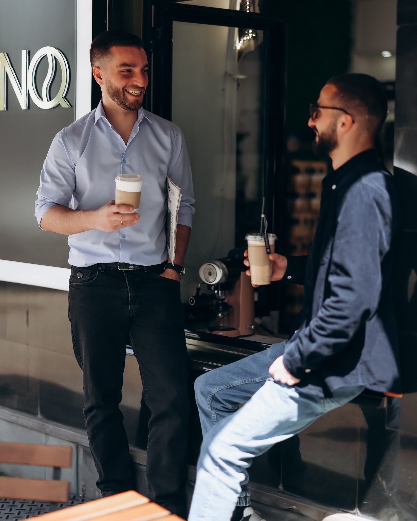 Гости Coffee Burmunq наслаждаются напитками навынос